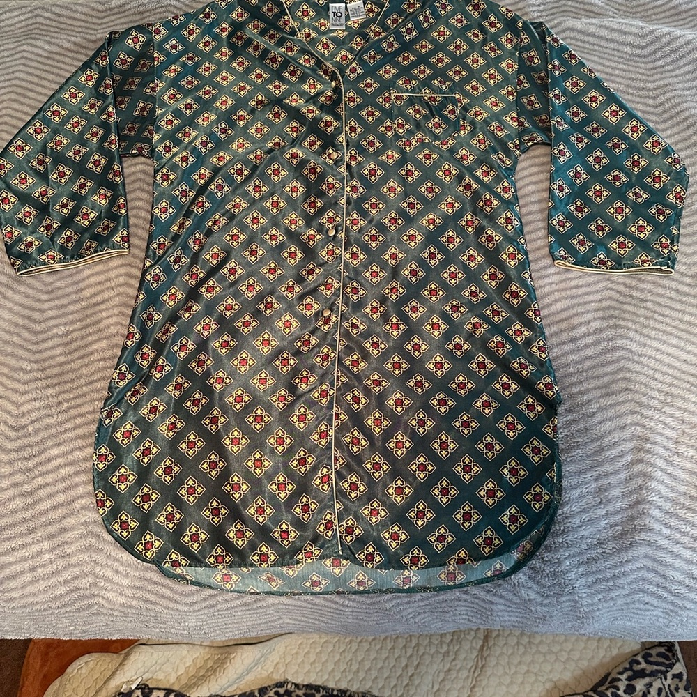 Vanity Fair Green and Red Patterned Top - Picture 6 of 8